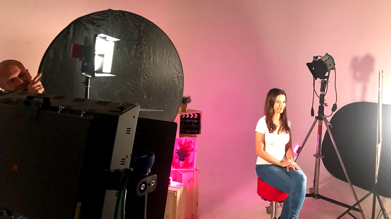 visible7-Video-Streaming-Studio-05 Filmstudio mit farbigem Filmlicht