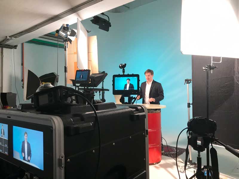 e-learning Video im Videostudio aufgenommen mit Trainer e-learning Video im Videostudio aufgenommen